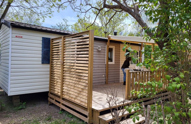 Mobile Home 'Le 147 Aux Iscles' with Shared Pool, Private Terrace, and Air Conditioning