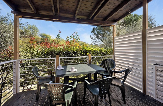 'Mobile Home Ulivi 147" with Private Garden, Shared Pool & Wi-Fi