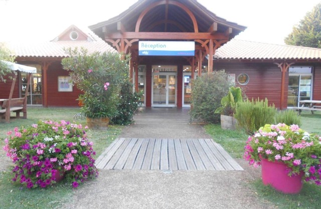 MobilHome 6/8 pers. in a 4* outdoor village