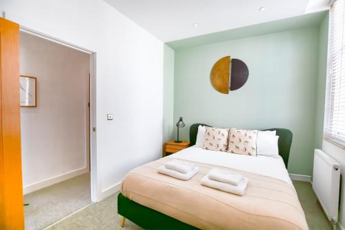 Modern 1-Bed Flat, City Views,10 Min to Station