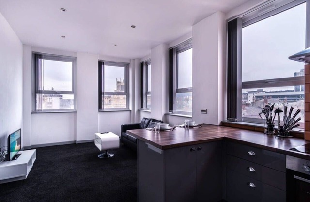 Modern 1 Bed Flat in Central Blackburn w Views