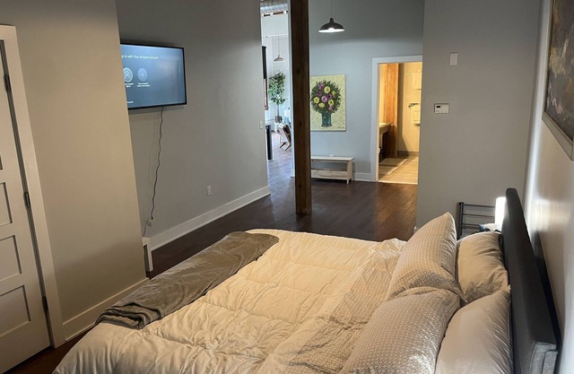 Modern 1 Bedroom Loft Apartment!