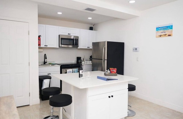 Modern 1 bedroom w/2 beds sleeps 5 beach access!