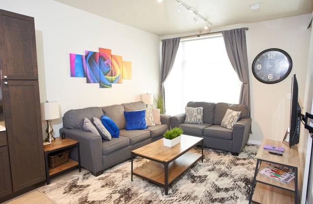 Modern 1 BR, Free Parking, Fast Wi-Fi, W/D, Desk