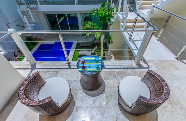 Modern 1 BR + Pool. Heart of Downtown