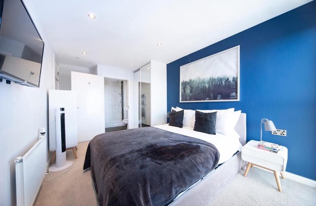 Modern 12th Floor | Balcony Striking London View