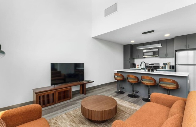 Modern 1B1.5B Loft w/Gym + Parking