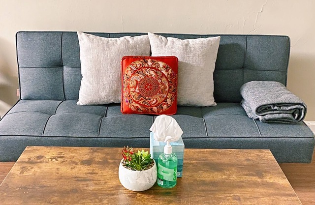 Modern 1BR Apt w/ projector & popcorn maker