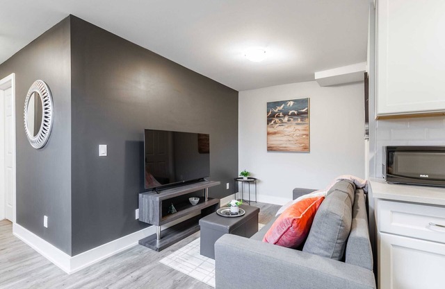 Modern 1BR Condo in the Vibrant James North