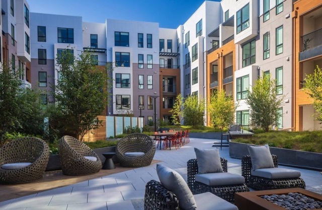 Modern 1BR Condo w Pool Landsby. Unwind in Comfort