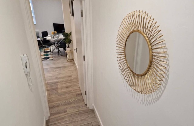 Modern 1BR Flat in Central Watford | Walk to Junction, Shops & Dining