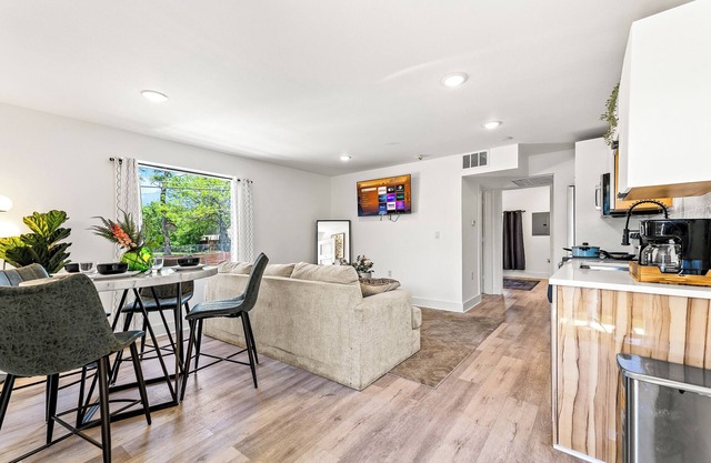 Modern 1BR Retreat, Near Downtown Dallas + Parking