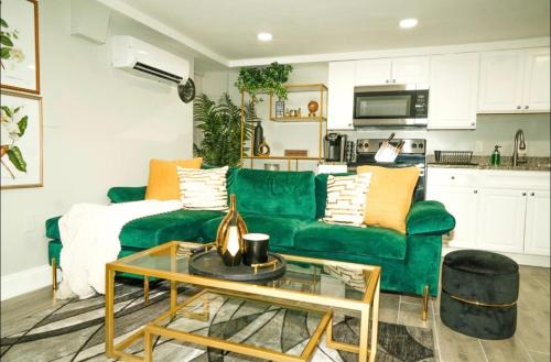 Modern 1BR Unit with Free Parking Walk to Metro