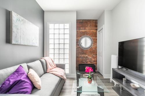 Modern 1King Bed Condo- James Street