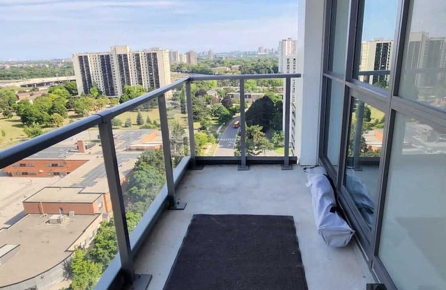 Modern 2 bed 2 bath Central Hub, mins to TTC and Hwy 401! Family-sized, balcony!