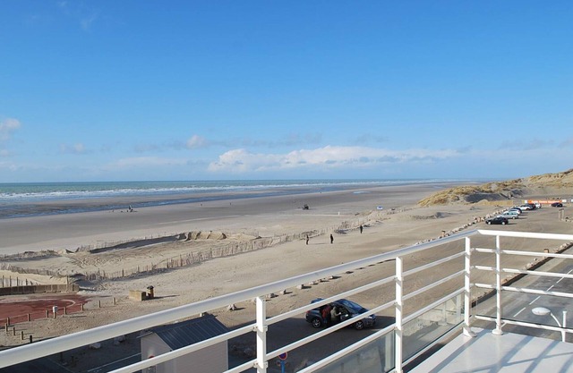Modern 2-bed apartment, beach balcony, pets allowed
