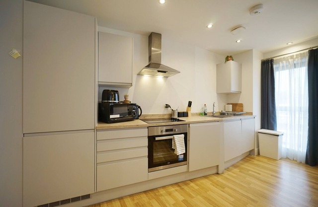 Modern 2 Bed Apartment W/Juliet Balcony - DHB Stays