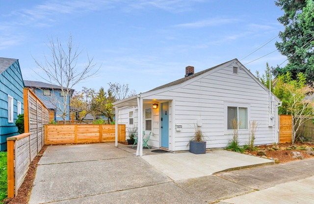 Modern 2 bed + office Home, Fenced Yard, Pet Friendly