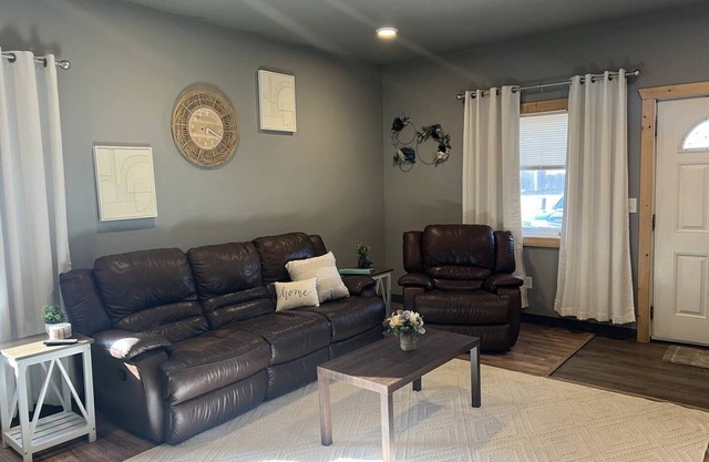 Modern 2-bed with full kitchen, in-unit laundry, and off-street parking. Near downtown Fairbanks.