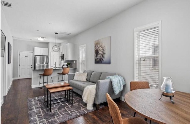 Modern 2 Bedrm House w Free Parking Near Downtown