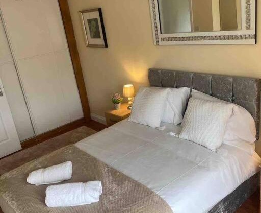 Modern 2 bedroom house with WIFI