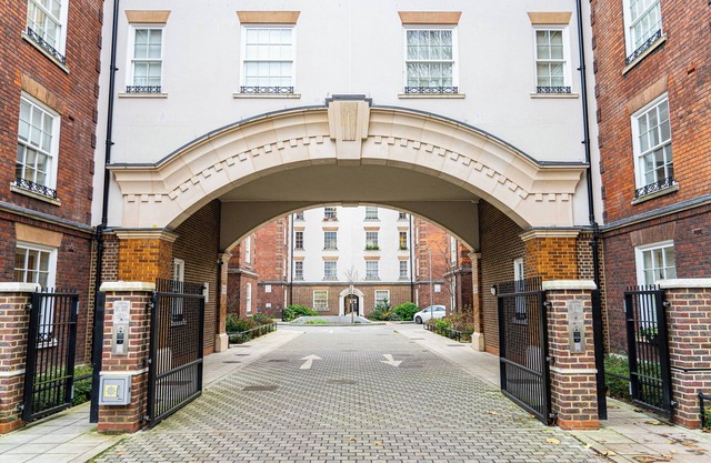 Modern 2-Bedroom, 2-Bathroom Apartment in West Kensington