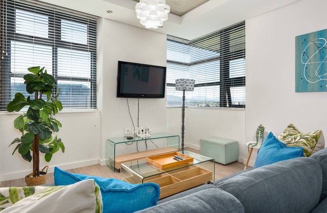 Modern 2 Bedroom Apartment in Century City