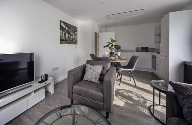Modern 2 Bedroom Apartment in Ashford w Balcony