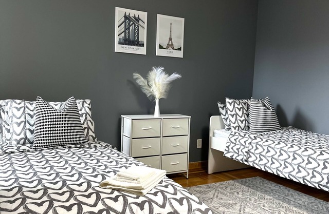 Modern 2 bedroom apartment, 5 minute walking to ocean