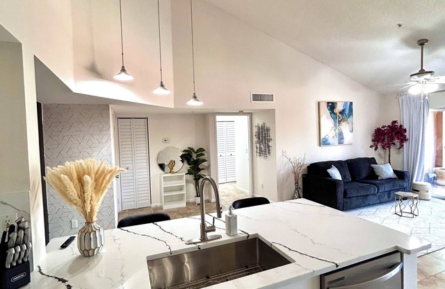 Modern 2-bedroom condo with all amenities close to downtown, beach and shops