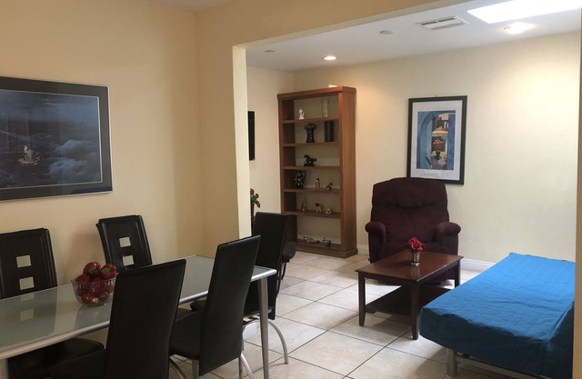 Modern 2 Bedroom Home in Burbank