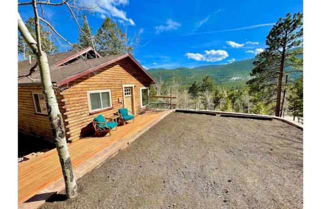 Modern, 2 bedroom + loft cabin with beautiful view. Perfect getaway. Quiet!