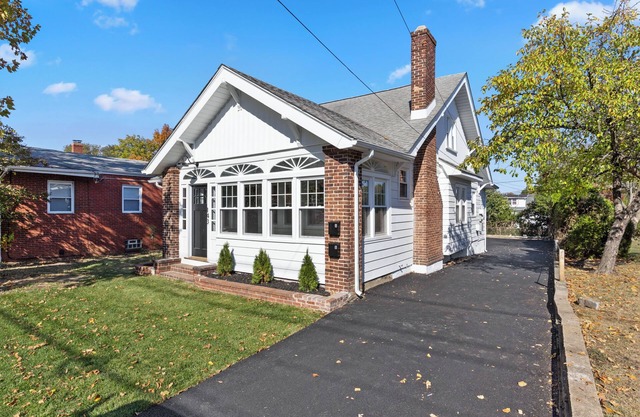 Modern 2 -BR Gem in Audubon with Wi-Fi, in-unit laundry & cozy atmosphere!