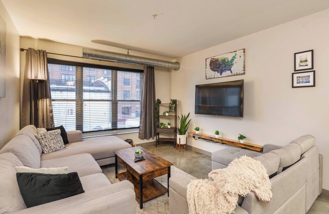Modern 2BR Condo w/Parking | Heart of Short North