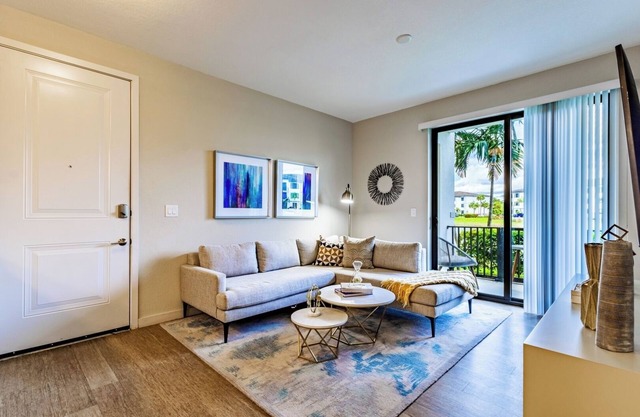 Modern 2BR Fort Myers Condo | Pool, BBQ and Near Beaches