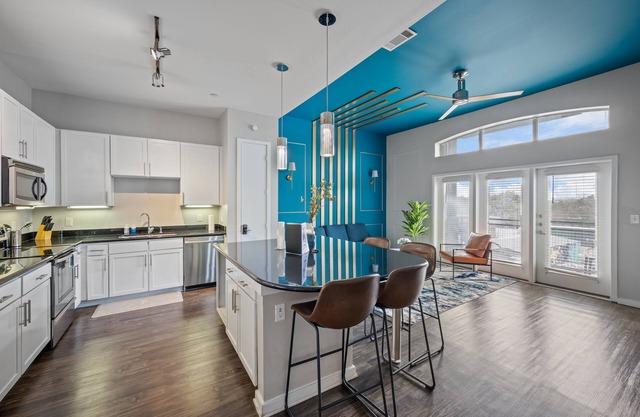 Modern 2BR Loft w/Pool + Balcony in Heart of SoCo