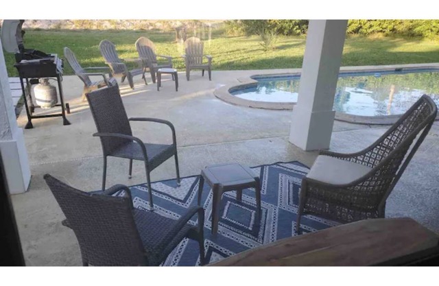 Modern 3 bdrm house 5 min to beach & downtown with private pool