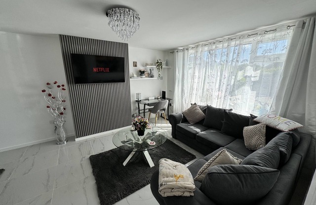 Modern 3-Bed Hideaway Near Westgate With Parking