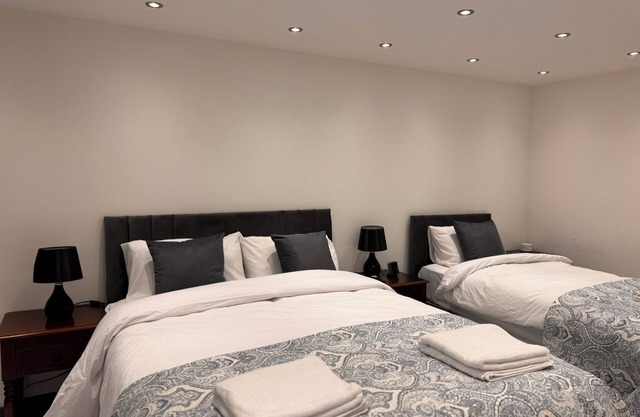 Modern 3 Bed Home in London, Stratford, Tube & Parking
