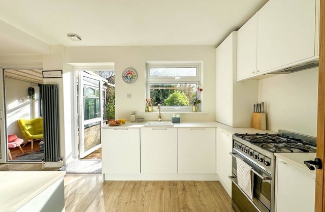 Modern 3 Bed Home - Pets Welcome + FREE Parking