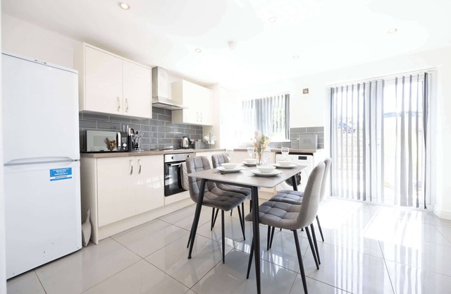 Modern 3 Bed Home with Parking & Garden
