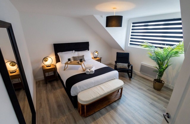 Modern 3-Bed Watford Flat - Prime Location Near London