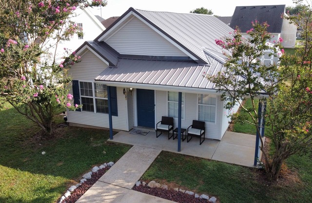 Modern 3 Bedroom Home in Quiet Friendly Neighborhood. Prime Location!