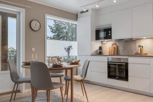 Modern 3-bedroom, with private Aurora Borealis watching balcony