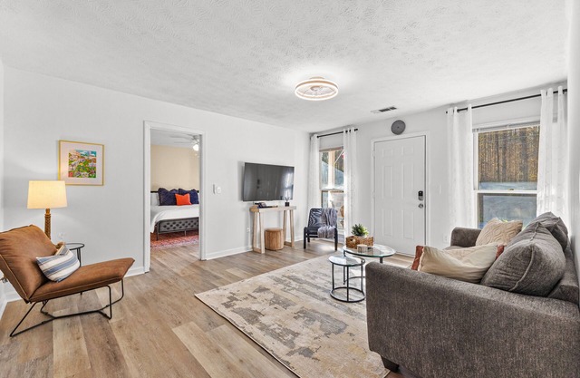 Modern 3 King beds + Rocking Chair Front Porch & Back Patio. Near downtown!