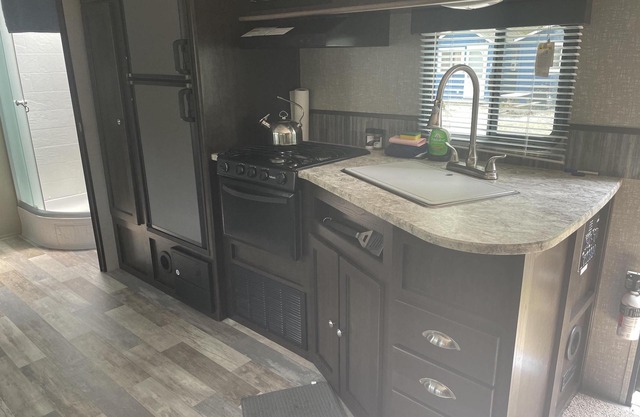 Modern 30' Trailer, 2 Baths, 2 Bedrooms, Riverside, 4 min Walk to Beach