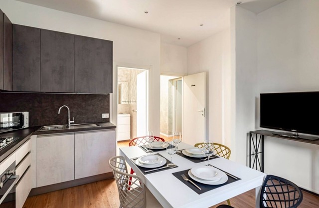 Modern 35 sqm apartment just 6 minutes walk from Sant'Antonio Hospital. The accommodation, which can host up to 3 guests, is located on the ground floor (raised) of a building without lift (NOT suitable for disabled people). Please note that there are st