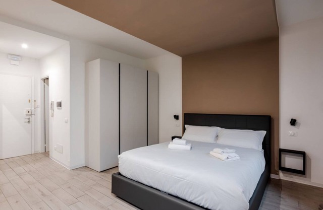 Modern 35 sqm studio apartment, perfect for 2 people, located on the third floor of a building with a lift. The apartment is in a strategic position, just 4 minutes walk from the train station and 11 minutes walk from the Scrovegli Chapel, where you can