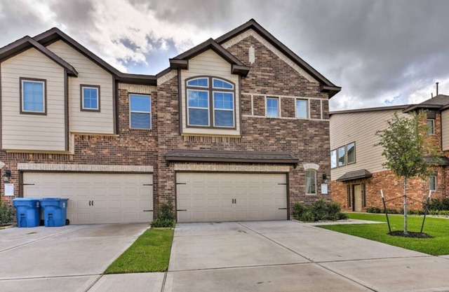 Modern 3BR Home w/Fenced Backyard - Across from Brazos Town Center