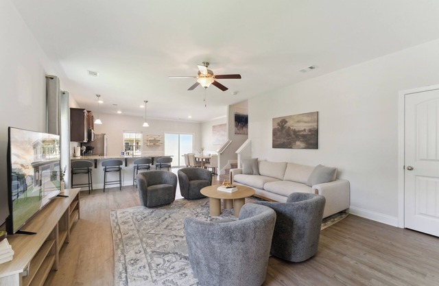 Modern 3BR Pool Gym Near Savannah & Airport Dog Friendly Fenced Yard